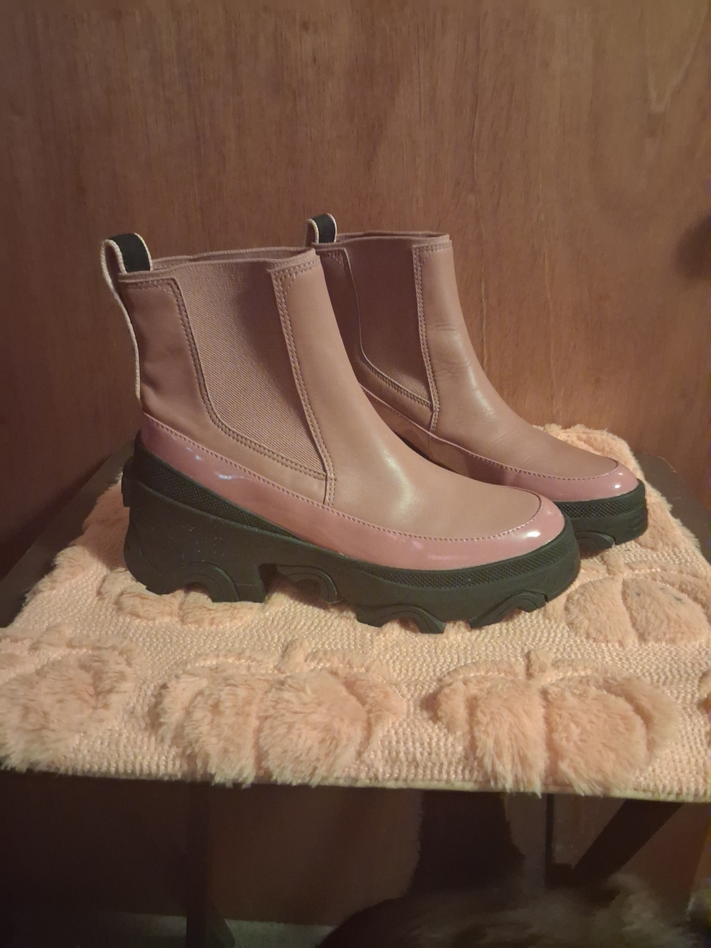 Sorel Women's Pink and Black Chunky Chelsea Ankle Boots Waterproof